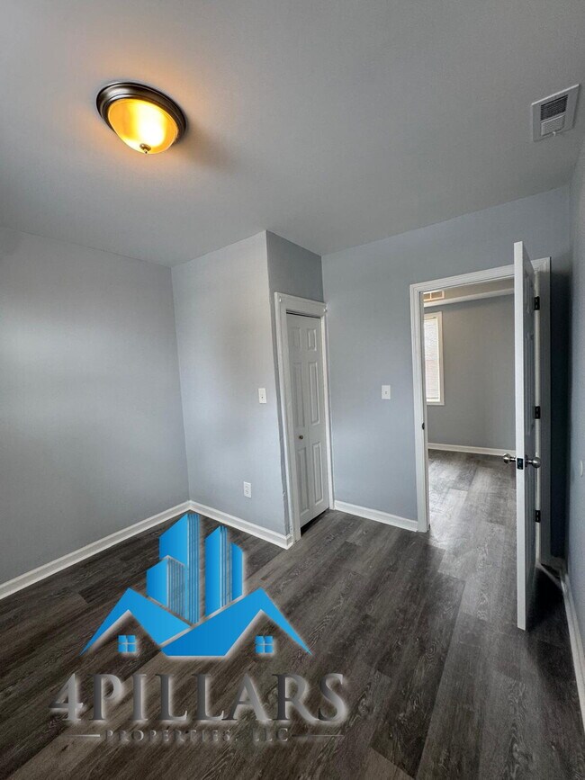 Building Photo - 3904 Deodar St