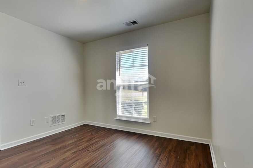 Building Photo - 3210 Greenhouse Dr