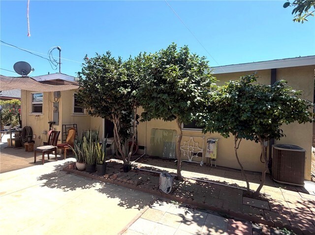Building Photo - 1023 E Thelborn St