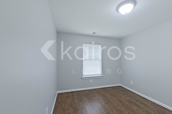 Building Photo - 922 12th Ln