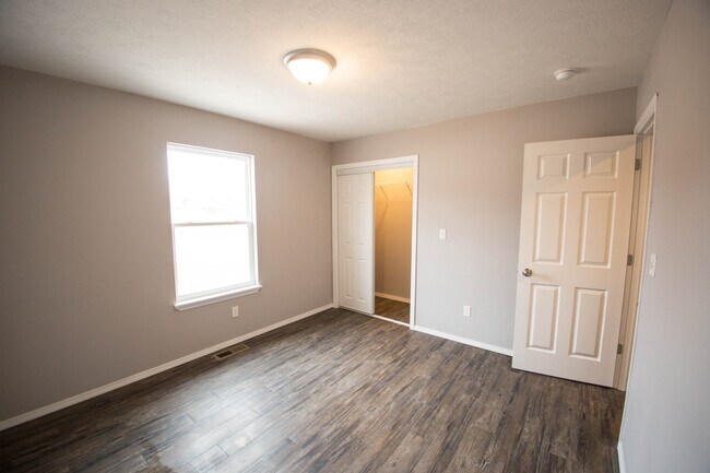 Building Photo - 805 Windmill Dr