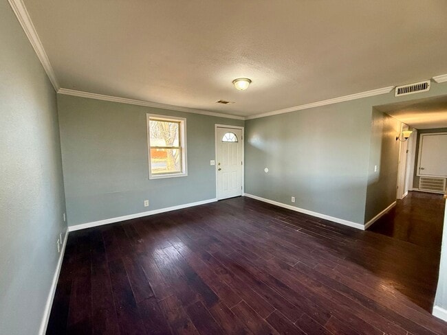 Building Photo - 3 Bedroom/1 Bathroom Home in Paragould AR - $1,000 MOVES YOU IN!