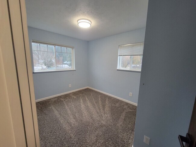 Building Photo - Exceptionally clean 3 bedroom, 1.5 bathroo...