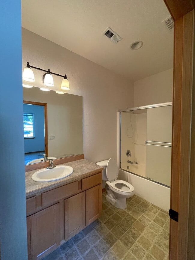 Building Photo - Spacious 3-Bed Home with Private Baths