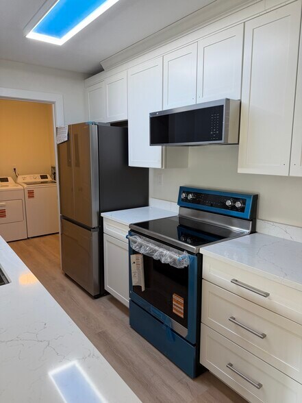 Gorgeous new modern kitch - 120 Creekwood Dr