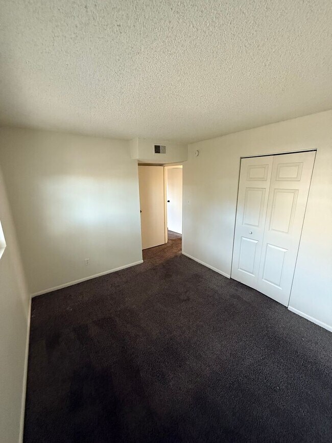 Building Photo - Spacious 3 Bedroom 2 Bathroom Condo in Eas...