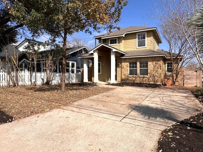 Building Photo - Two Story 3 Bedrooms 2.5 Bathrooms Home for Rent in Prime East of Austin Location, nearby Muller ...