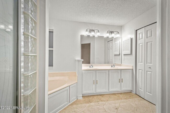 Building Photo - 12635 Chapeltown Cir E