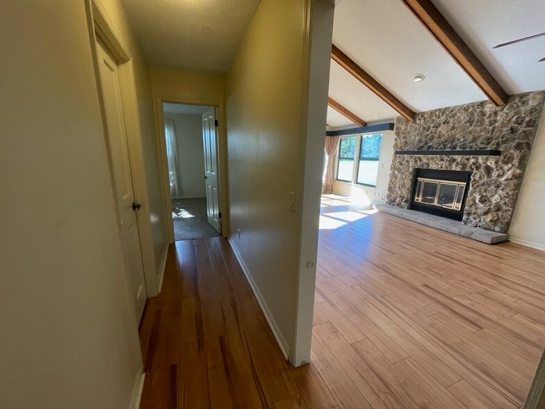 Building Photo - 1074 Club House Blvd