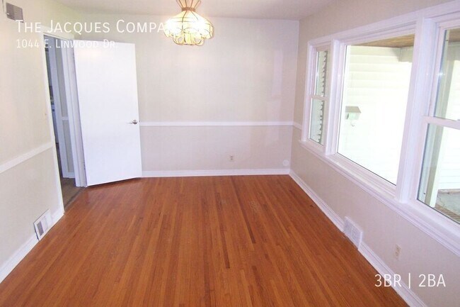 Building Photo - 1044 E Linwood Dr