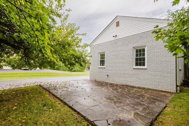 Building Photo - 2177 Chain Bridge Rd