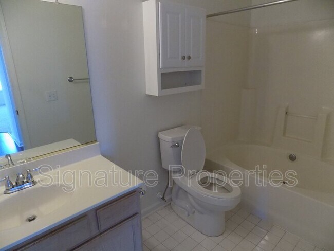 Building Photo - 801 Brassie Ln