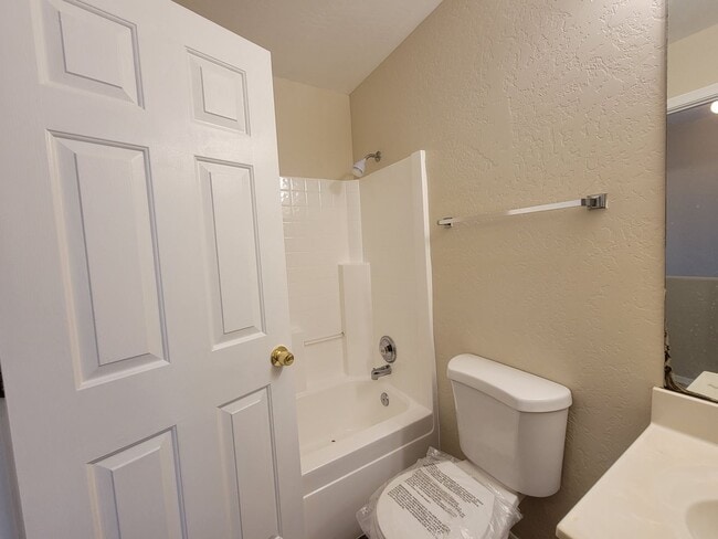 Building Photo - 3 BEDROOM 2 BATH 2 STORY HOME 4 PLEX END  UNIT A FREE RENT OAC