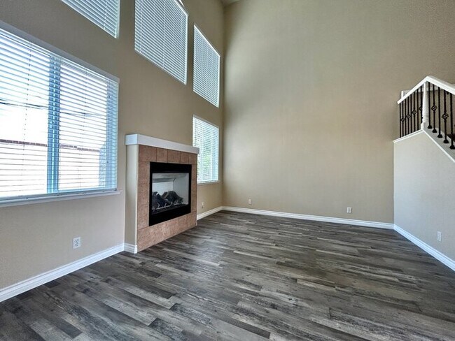 Building Photo - Gated Community! Beautiful 3bd/2.5bth in Folsom