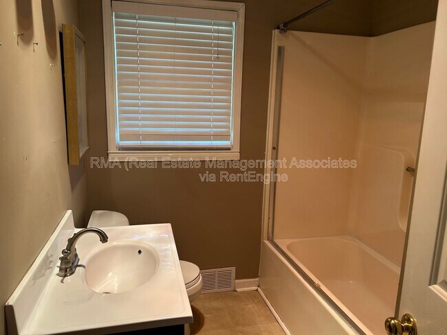 Building Photo - 1133 E College St