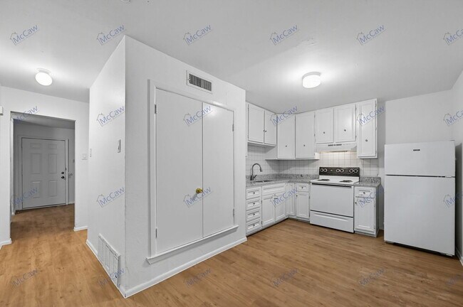 Building Photo - 616 Moore St