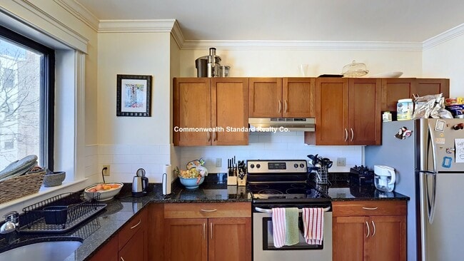 Building Photo - 27 Glenville Ave