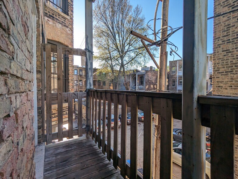Building Photo - 635 W Oakdale Ave