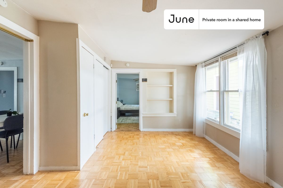 Building Photo - Room in Shared 3 bed/2 bath home