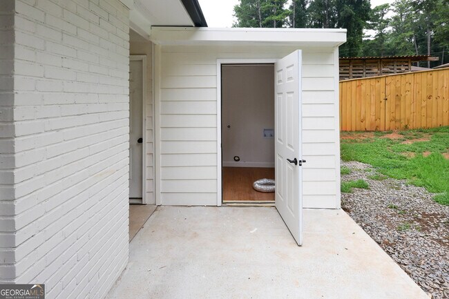 Building Photo - 2218 Dodson Dr