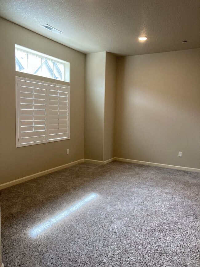 Building Photo - Beautiful Newer Home in Tigard