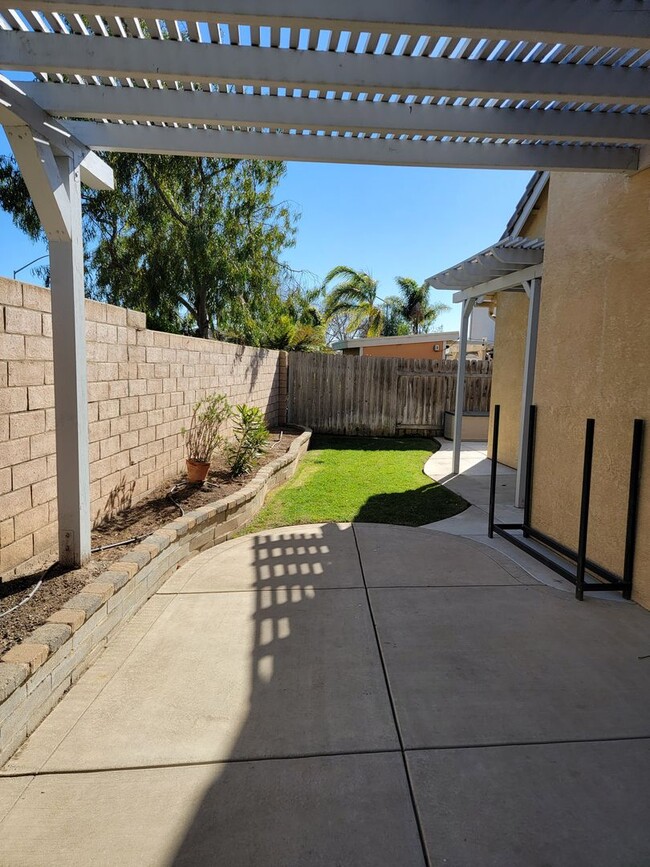 Building Photo - 3 Bedroom 2 Bath home with Den/Office loca...