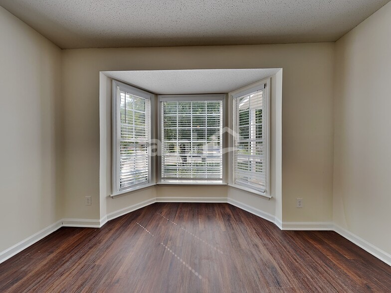 Building Photo - 5918 Highland Grove Dr