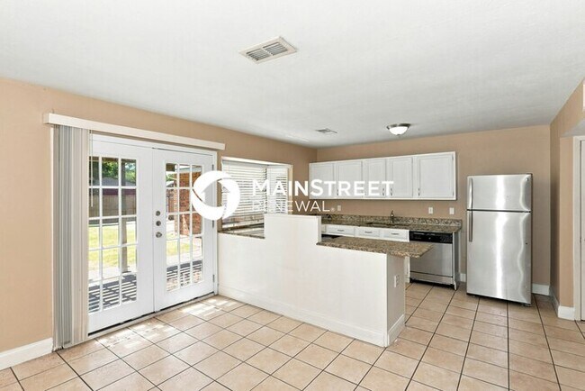 Building Photo - 3 Bedroom Pet-Friendly Home in Grand Prairie, TX with Main Street Renewal