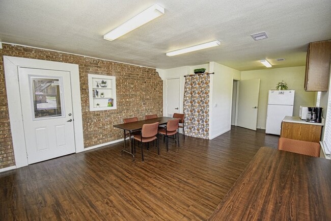 Building Photo - 200 Daniels Dr