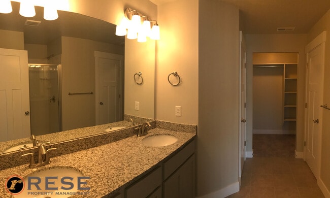 Building Photo - Beautiful Edge Townhome in Bluffdale