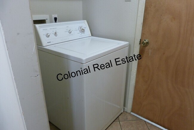 Building Photo - Spacious 3 bedroom 2 bathroom home