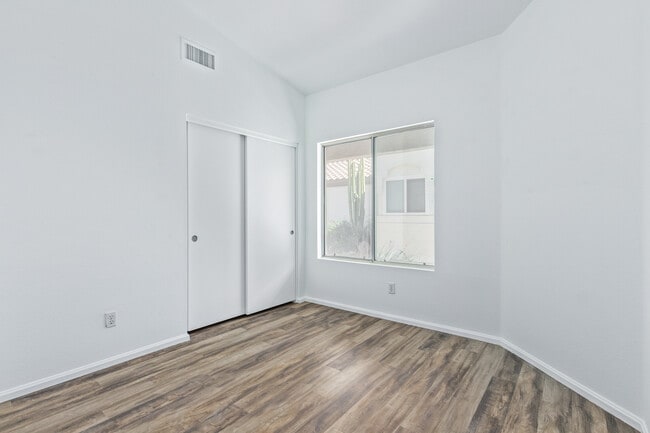 Building Photo - 3041 E Wahalla Ln