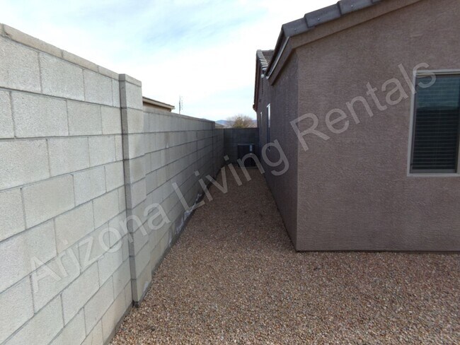 Building Photo - SUPER CLEAN 4 BEDROOM HOME