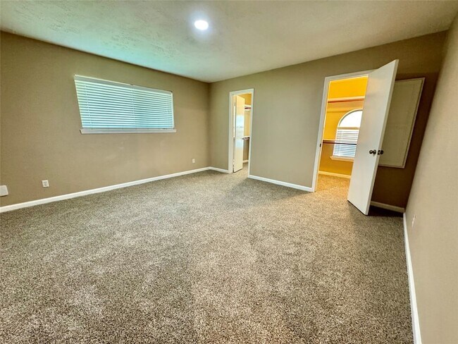 Building Photo - 28922 Savannah Dr