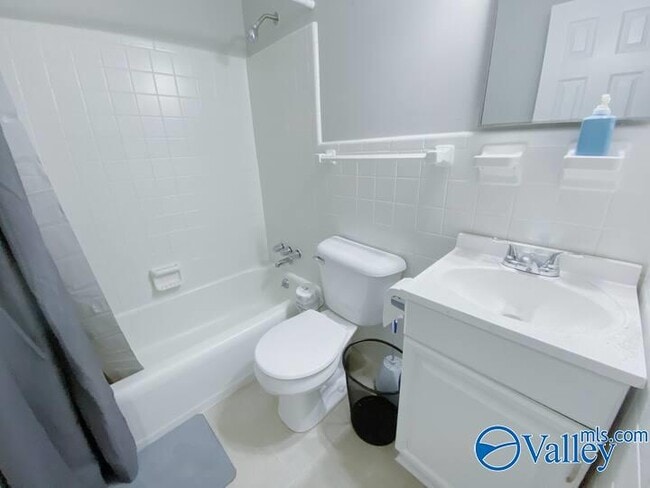 Building Photo - 12005 Greenleaf Dr SE