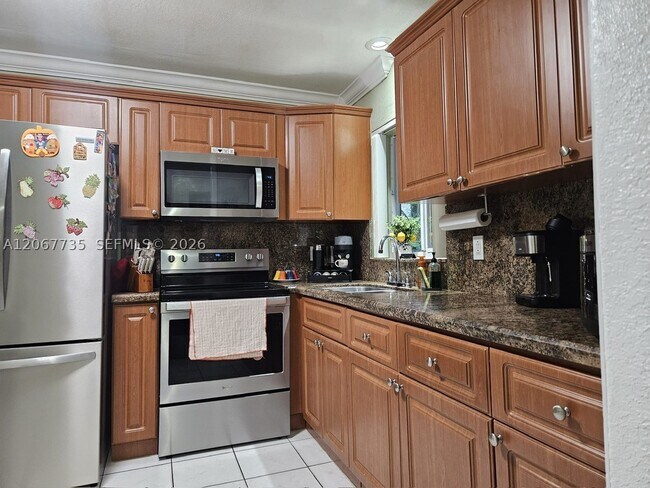 Building Photo - 695 W 76th St