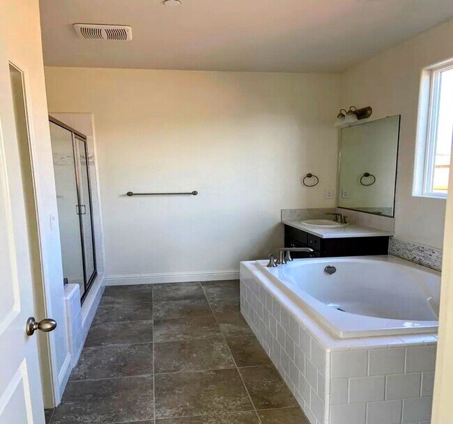 Building Photo - Beautiful Home for rent in Visalia, Ca