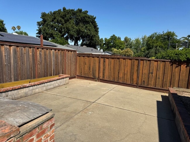 Building Photo - Single level 4 bedroom, 2  bath home – mov...