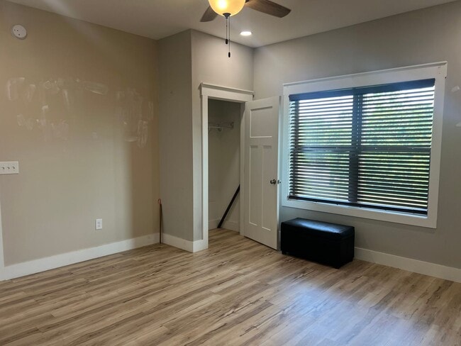 Building Photo - Beautiful home 3 minutes from ETSU!