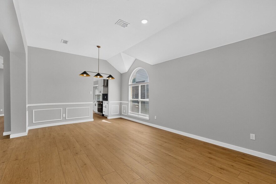 Building Photo - 11112 Amber Valley Dr
