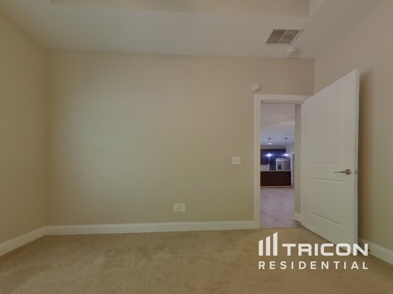 Building Photo - 128 Iverson Pl