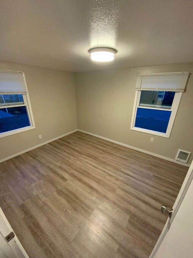 Building Photo - NOVEMBER FREEE South Tacoma 1bdr w/ separt...