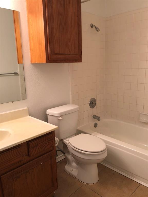 Building Photo - 2211 Woodland Oaks Dr