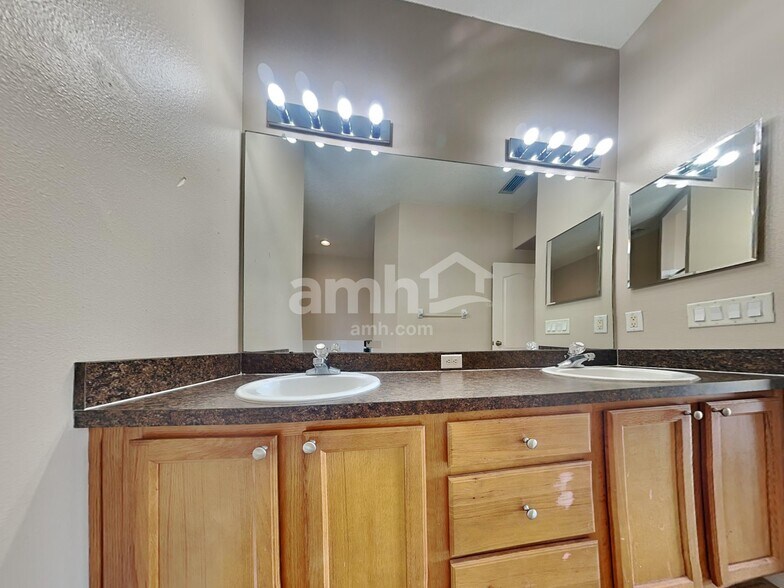 Building Photo - 3404 Pearl Dove Loop