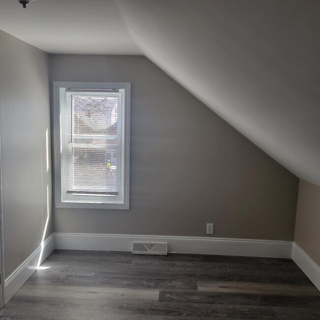 Building Photo - 133 Bath St