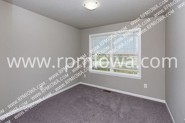 Building Photo - 4721 NE Oak Dr