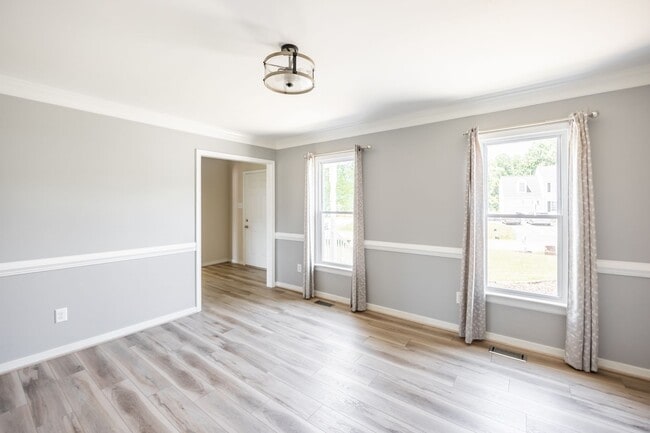 Building Photo - Large 4 Bedroom, 2.5 Bathroom Home in Mech...