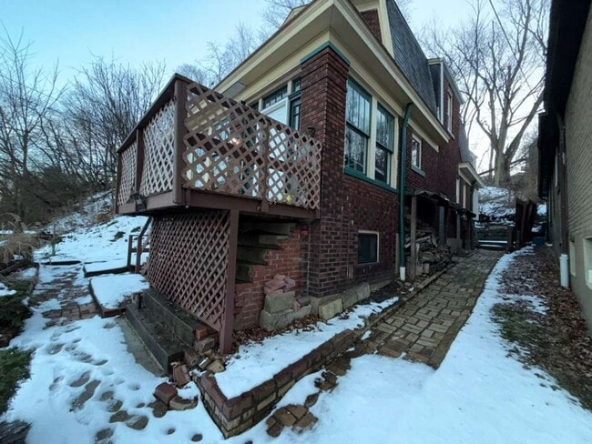 Building Photo - For Rent - 3 Bedroom 2 Bathroom