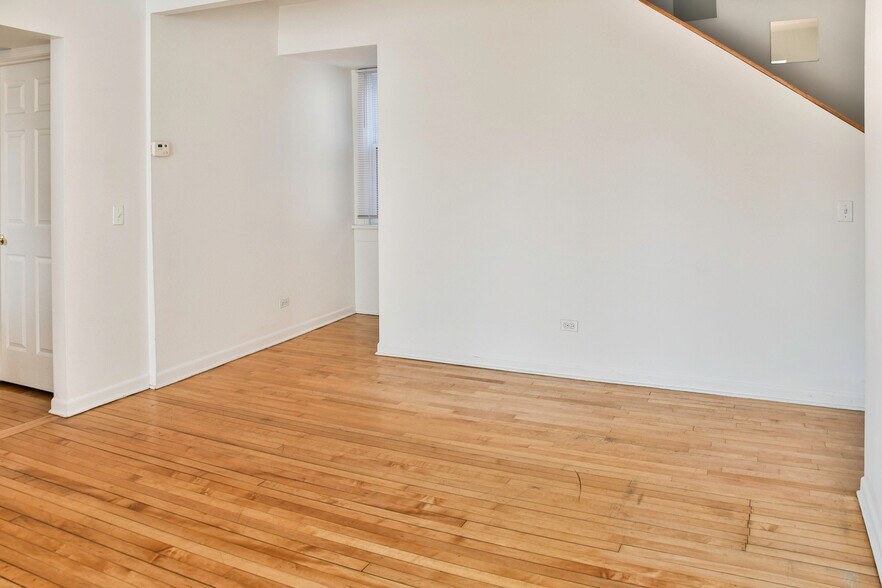 Building Photo - 2616 N Marshfield Ave