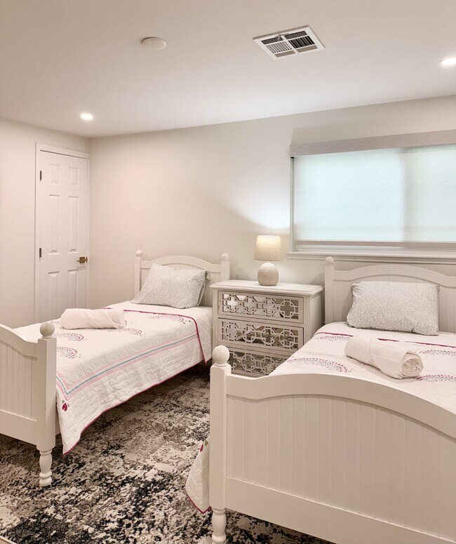 Building Photo - 156 N Boulevard of the Presidents